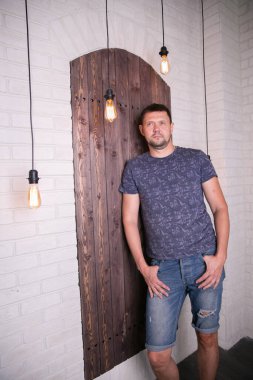 Stüdyo arka planında uzun boylu, güzel bir esmerin portresi. Yaşam biçimi.