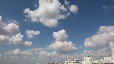 Bulutlarla dolu gökyüzü ve (ışığıyla) örten güneş. yaz bulutları.