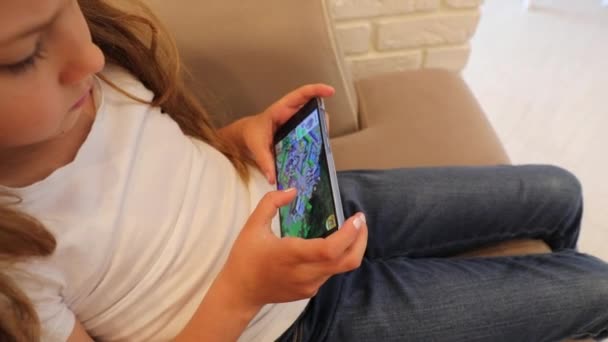 Zwykłe Dziecko Siedzące Kanapie Domu Dotykające Telefonu Komórkowego — Wideo stockowe
