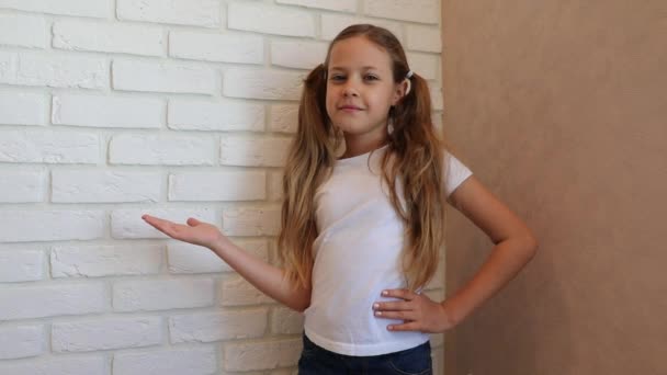 Lány Tenyéren Táncol Kislány Mutat Valamit Kezén — Stock videók