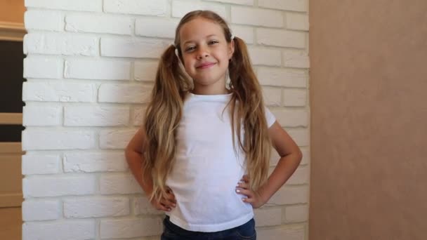 Zabawna Dziewczynka Uśmiechnięta Patrząc Kamerę Domu Słodkie Dziecko Rozmawiające Kamerą — Wideo stockowe