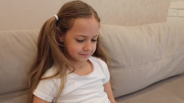 Щаслива Дівчинка Вдома Працює Ноутбуком Комп Ютером — стокове відео
