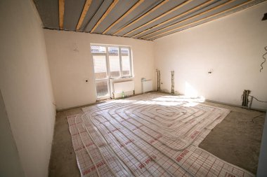 Tadilattan hemen sonra evde bir oda. Isı yalıtımlı zemin elektrikli