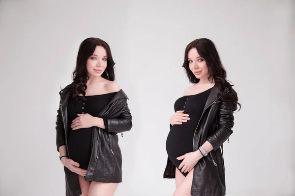 Dos Mujeres Embarazadas Jóvenes Con Barrigas Grandes Hermosas Gemelas Embarazadas —  Fotos de Stock