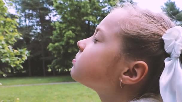 Primer Plano Niña Pensativa Mirando Cielo Con Esperanza Niña Levantó — Vídeos de Stock