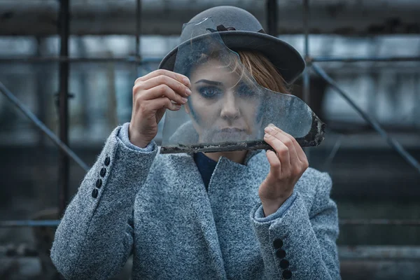 Frau blickt durch Glasscherben — Stockfoto