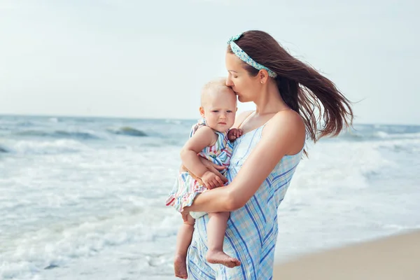 Madre abrazando y besando hija — Foto de Stock