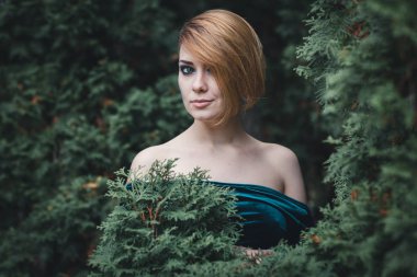 Güzel kızın ağaçları arasında