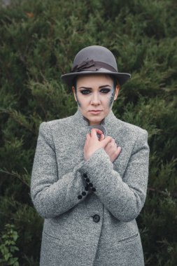 Kız kendini bir ceket sarılmış