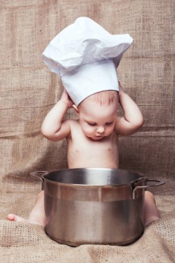 Bir şef oynayan çocuk