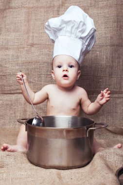 Mutfak başlıklı küçük kız