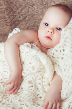 Çocuk bir battaniyeye sarılmış