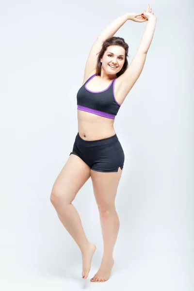 kızın ellerini kaldırdı