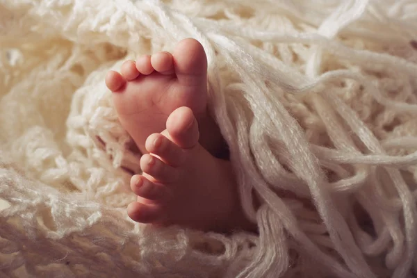 Kinderbeine in einer Decke — Stockfoto