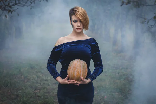 Retrato de uma mulher com abóbora — Fotografia de Stock