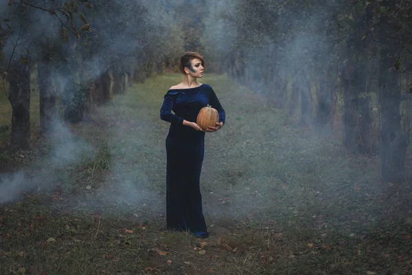 Mujer sostiene una calabaza — Foto de Stock