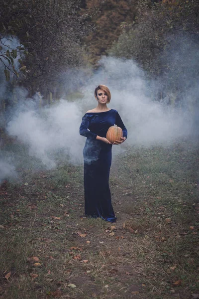 Mujer en vestido con calabaza — Foto de Stock