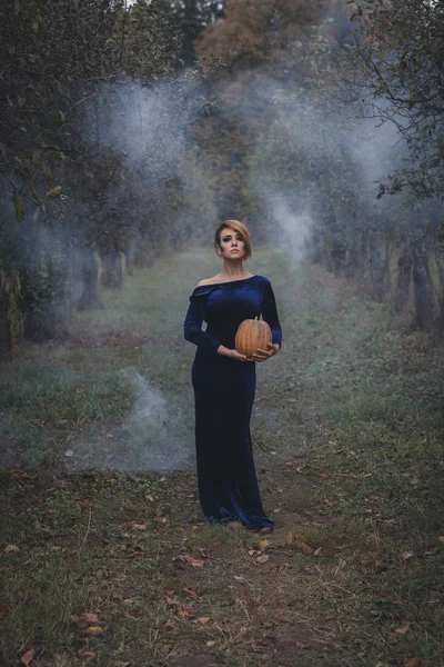 Kobieta w jesiennym parku — Zdjęcie stockowe