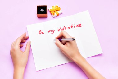 Bir yüzük ve aşk mektubu ile kutu