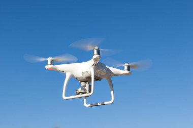Beyaz helikopter hovers