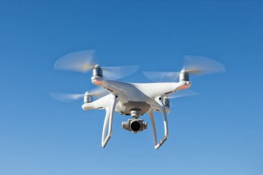 Beyaz quadrocopter uçuşu