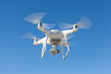 Helikopter ile gökyüzünde fotoğraf makinesi