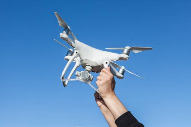 Drone holding eller