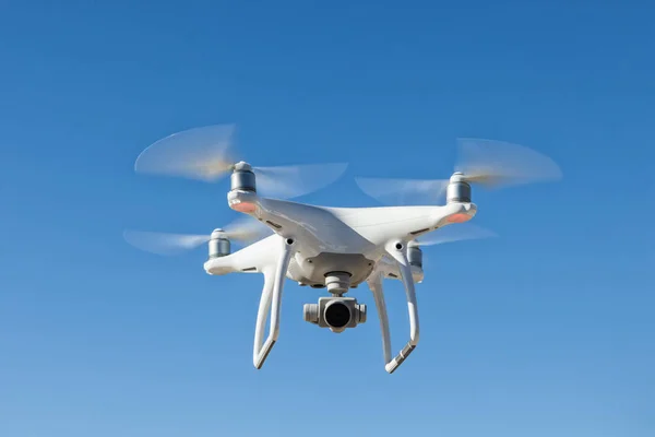Beyaz quadrocopter uçuşu