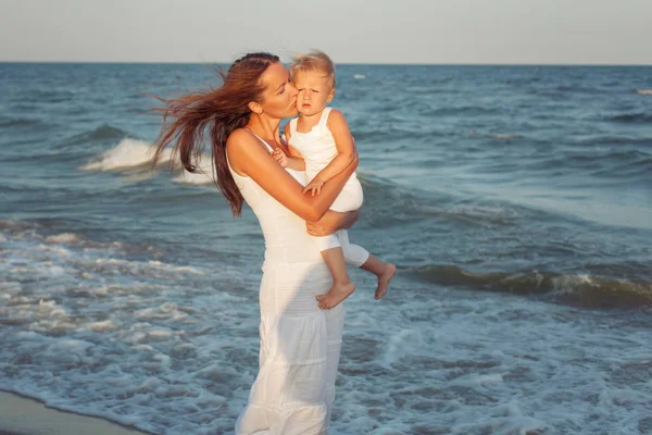 Mamá y su hija junto al mar — Foto de Stock