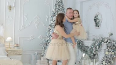 Anne, kızı ve babası sarılmak ve Noel ağacının etrafında yılbaşı tatil günlerinde spin.