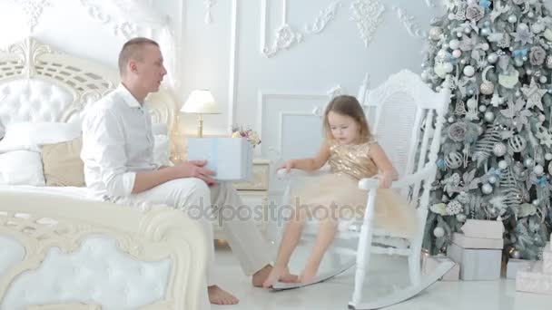 Дочка Образилися Батько Непридатні Подарунок Ліворуч — стокове відео