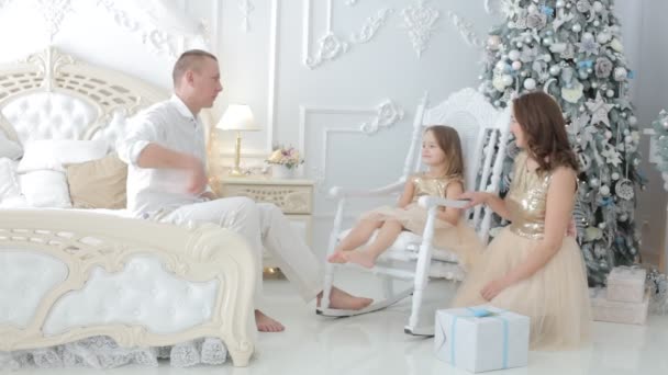 Fadern Ger Gåva Till Mum Passerar Genom Sin Dotter — Stockvideo