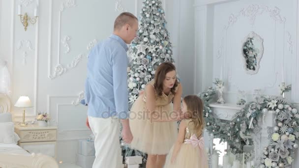 女儿和父亲在新的一年树的背景下跳舞 — 图库视频影像