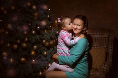 Anne ve kızı oturma odasında