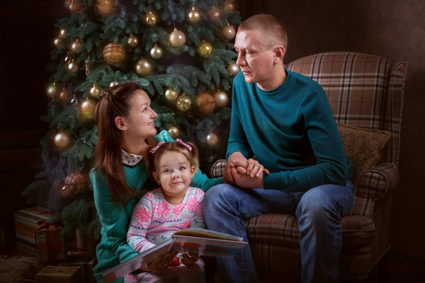 Familie in de buurt van de kerstboom — Stockfoto