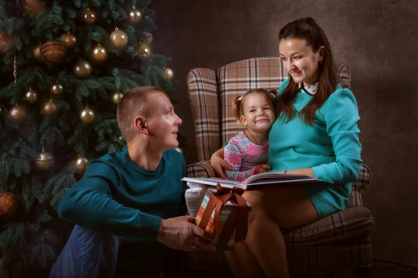 Jonge familie viert kerst — Stockfoto