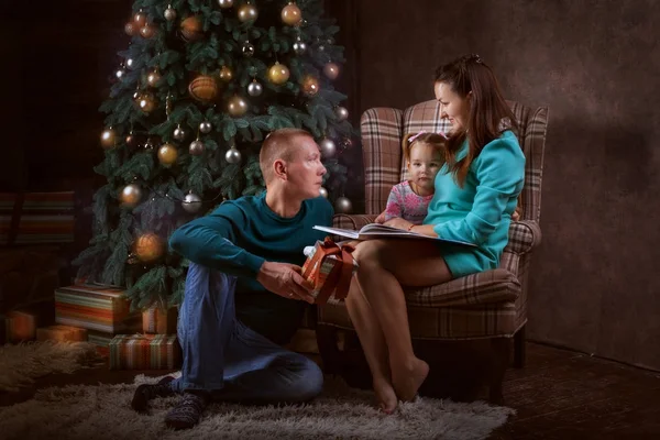 크리스마스 트리, 거실에서 가족 — 스톡 사진