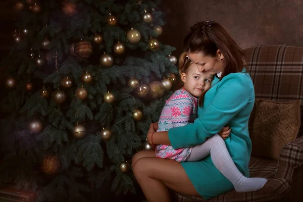 妈妈和女儿在圣诞树附近 — 图库照片