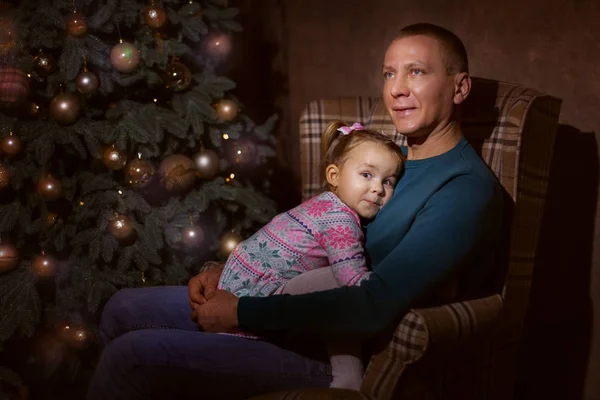 Pai e filha perto de uma árvore de Natal — Fotografia de Stock