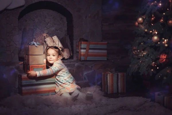 크리스마스 선물을 가진 어린 소녀 — 스톡 사진