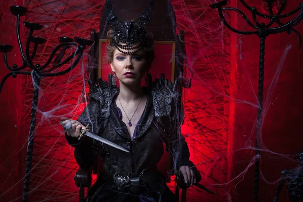 Hançeri ile kadın.