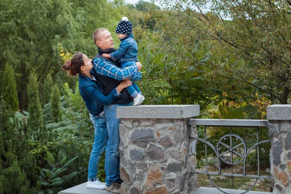 Vater, Mutter und Tochter im Park. — Stockfoto