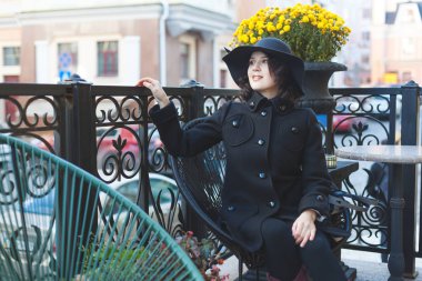 Tombul genç kadın.