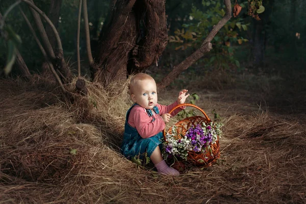 Mädchen mit einem Korb voller Blumen. — Stockfoto