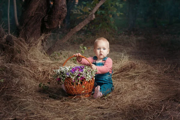 Mädchen mit einem Korb. — Stockfoto