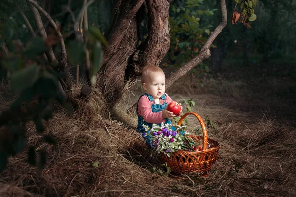 Mädchen sitzt unter einem Baum. — Stockfoto