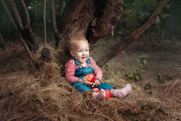 Aranyos lány ül egy fa alatt. — Stock Fotó