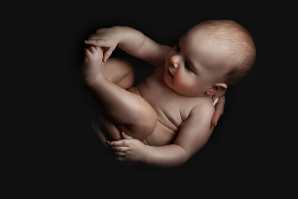 Baby girl in the dark. — Stock Photo, Image