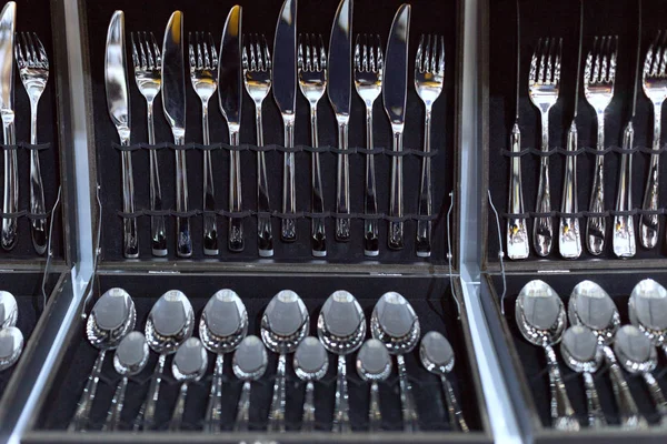 Çatal bıçak setleri.