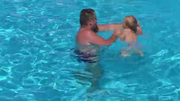 在游泳池的父亲和女儿 爸爸教小女孩游泳 — 图库视频影像
